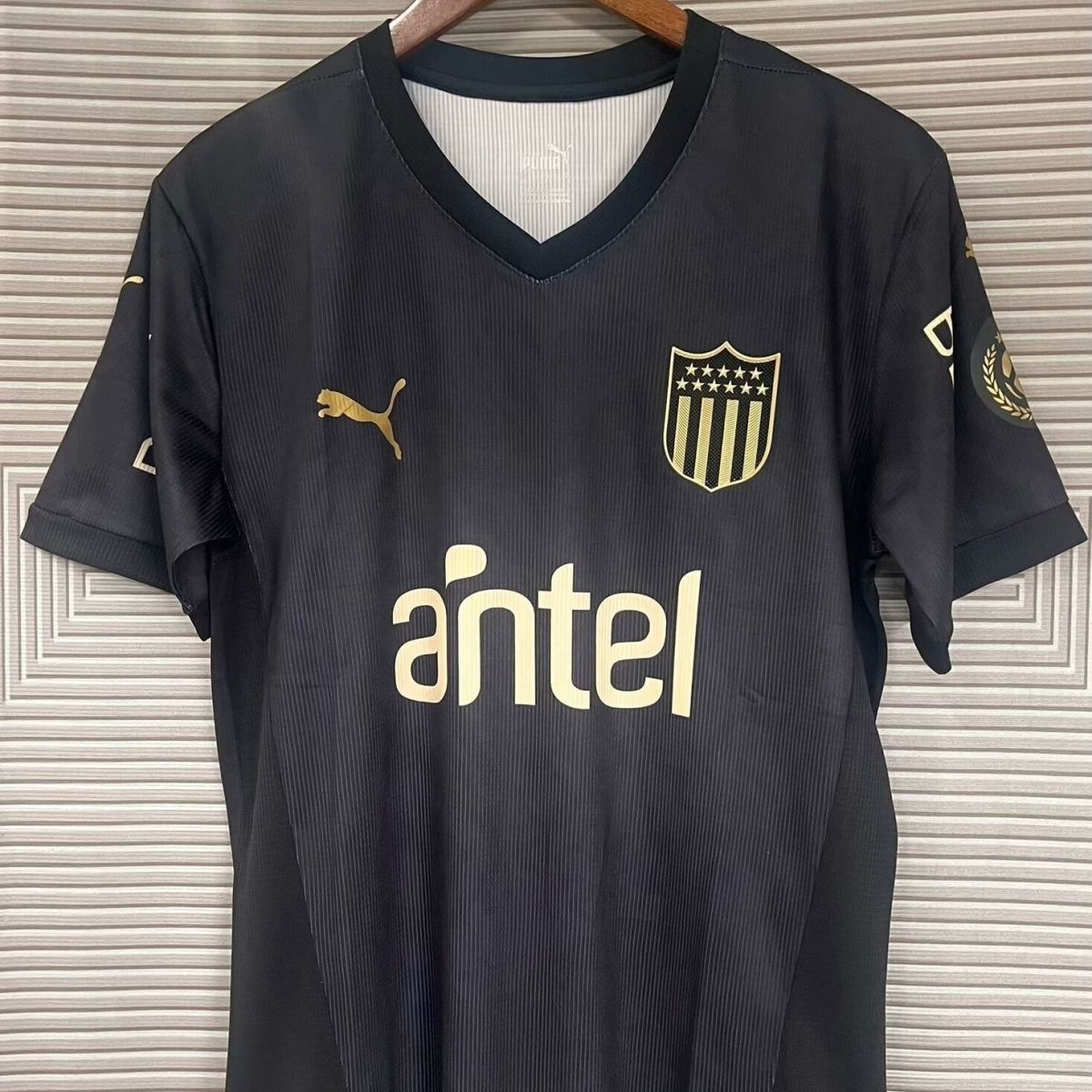 CAMISETA PEÑAROL NEGRA Y DORADA