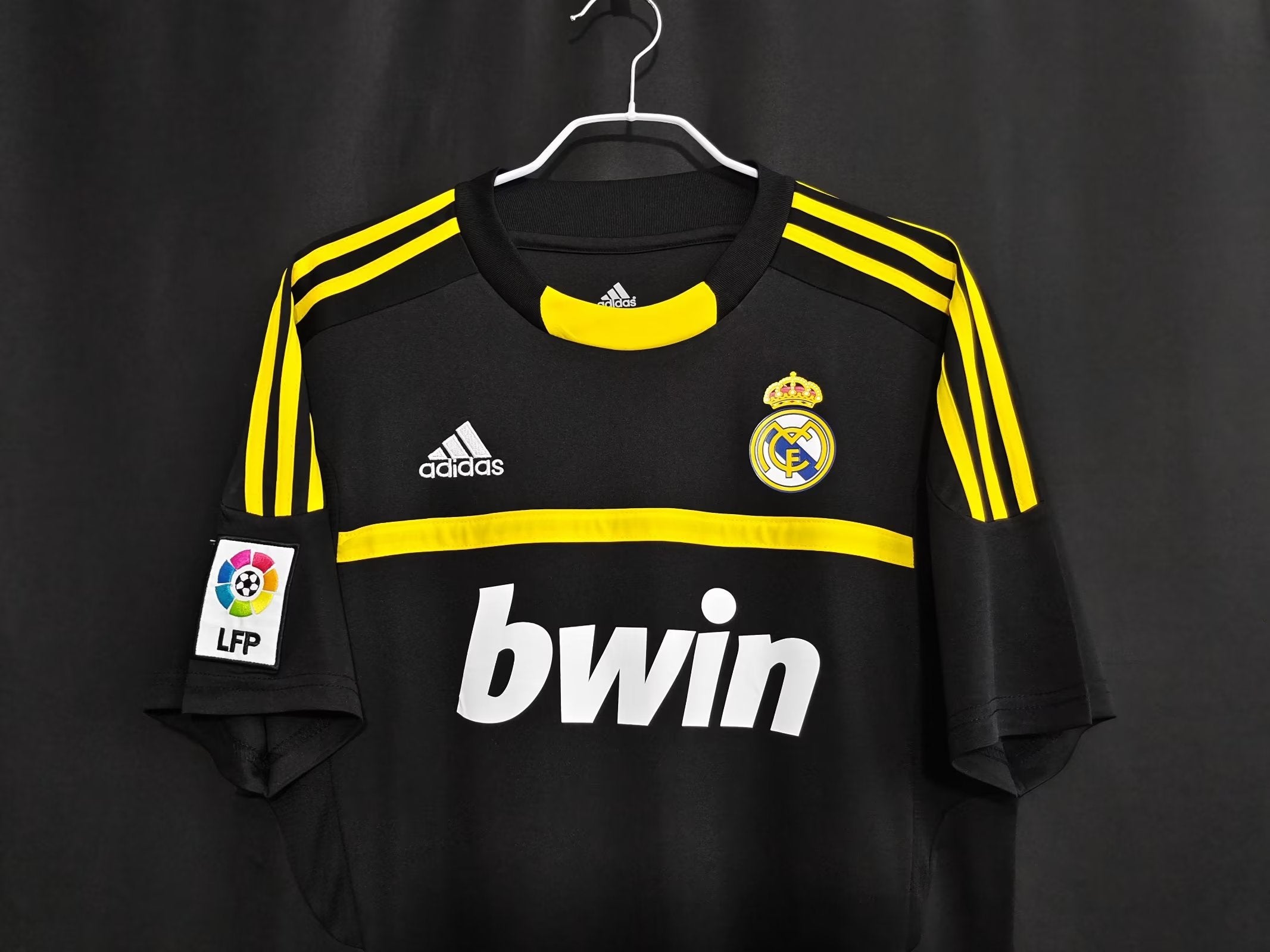 REAL MADRID RETRO GOALKEEPER JERSEY II 2011/12