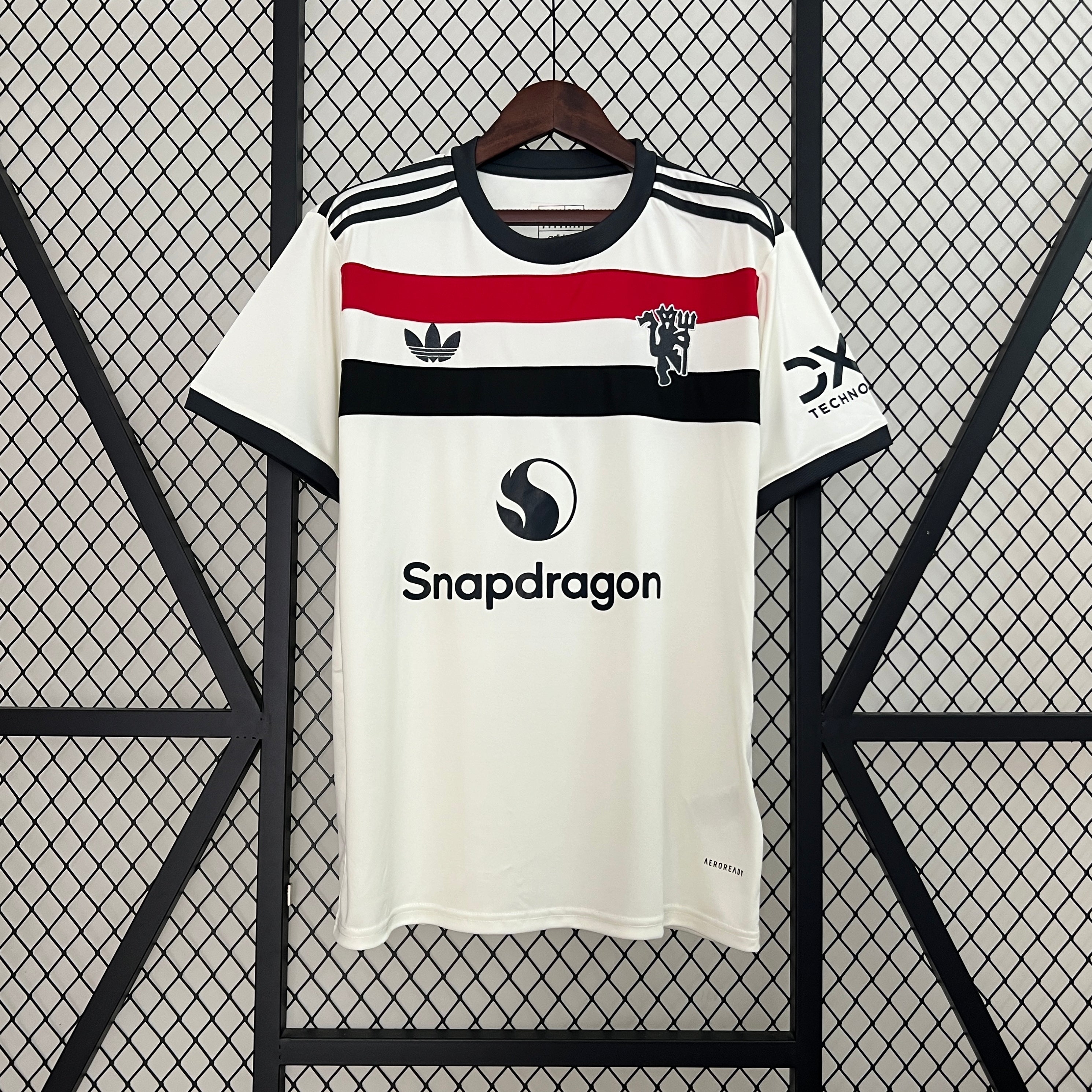 MANCHESTER UNITED ll 24/25 (VERSION HINCHA)