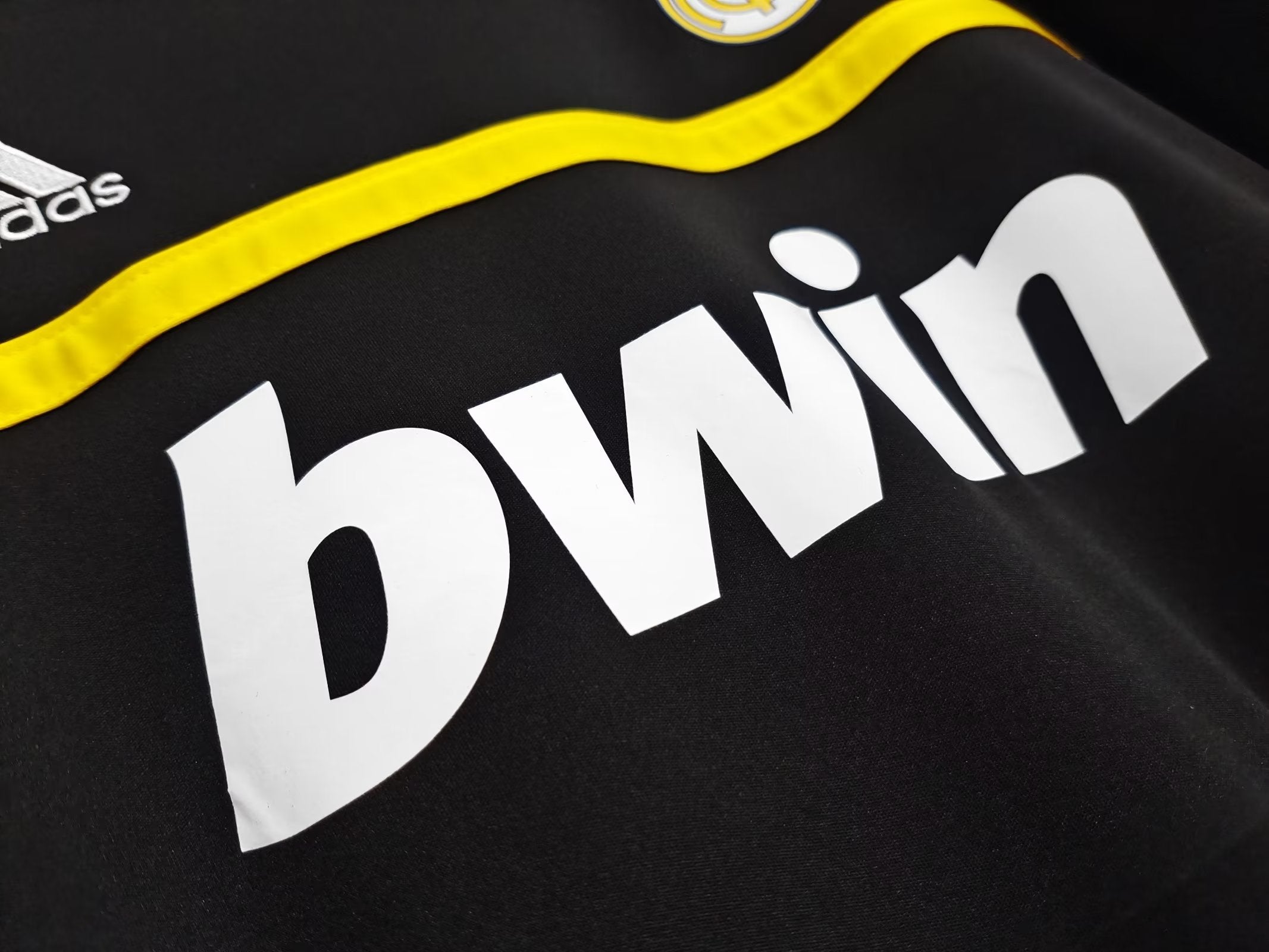 REAL MADRID RETRO GOALKEEPER JERSEY II 2011/12