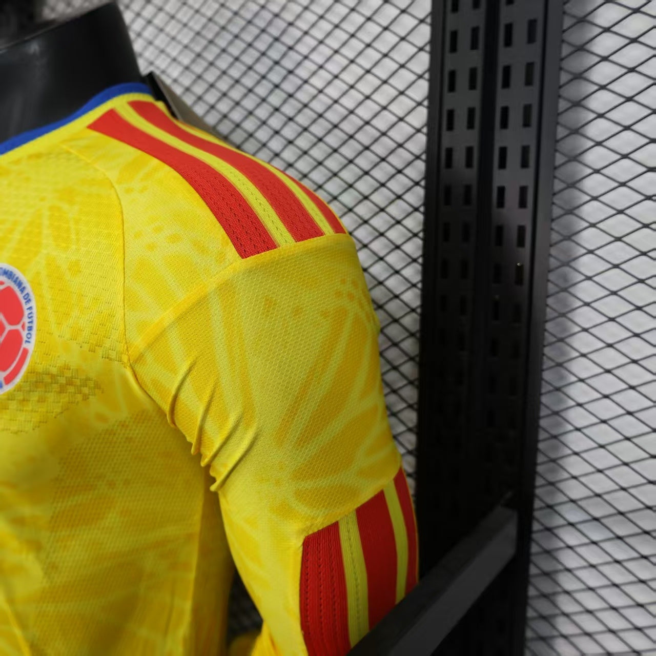 CAMISETA COLOMBIA MANGA LARGA ll MUNDIAL (VERSION JUGADOR)