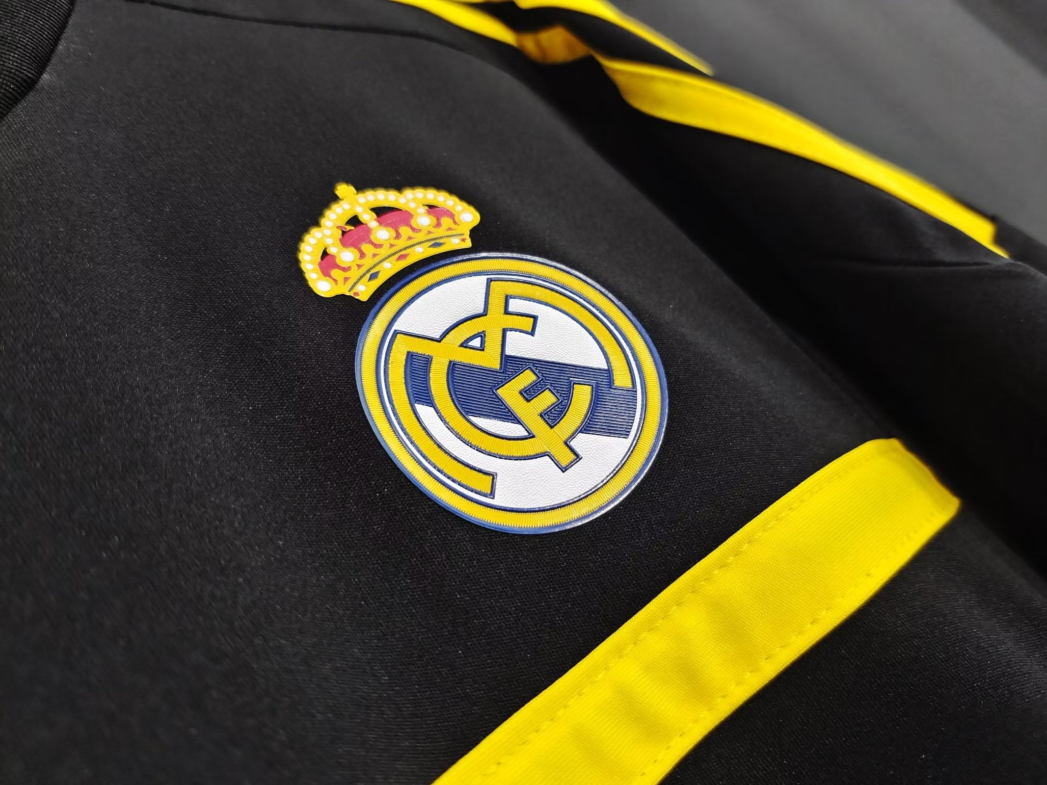 REAL MADRID RETRO GOALKEEPER JERSEY II 2011/12