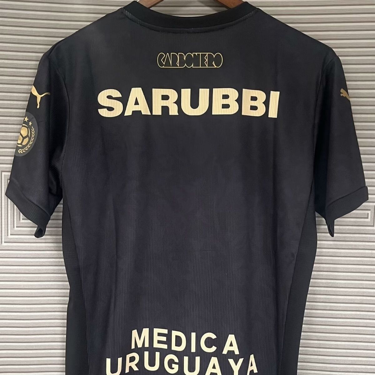CAMISETA PEÑAROL NEGRA Y DORADA